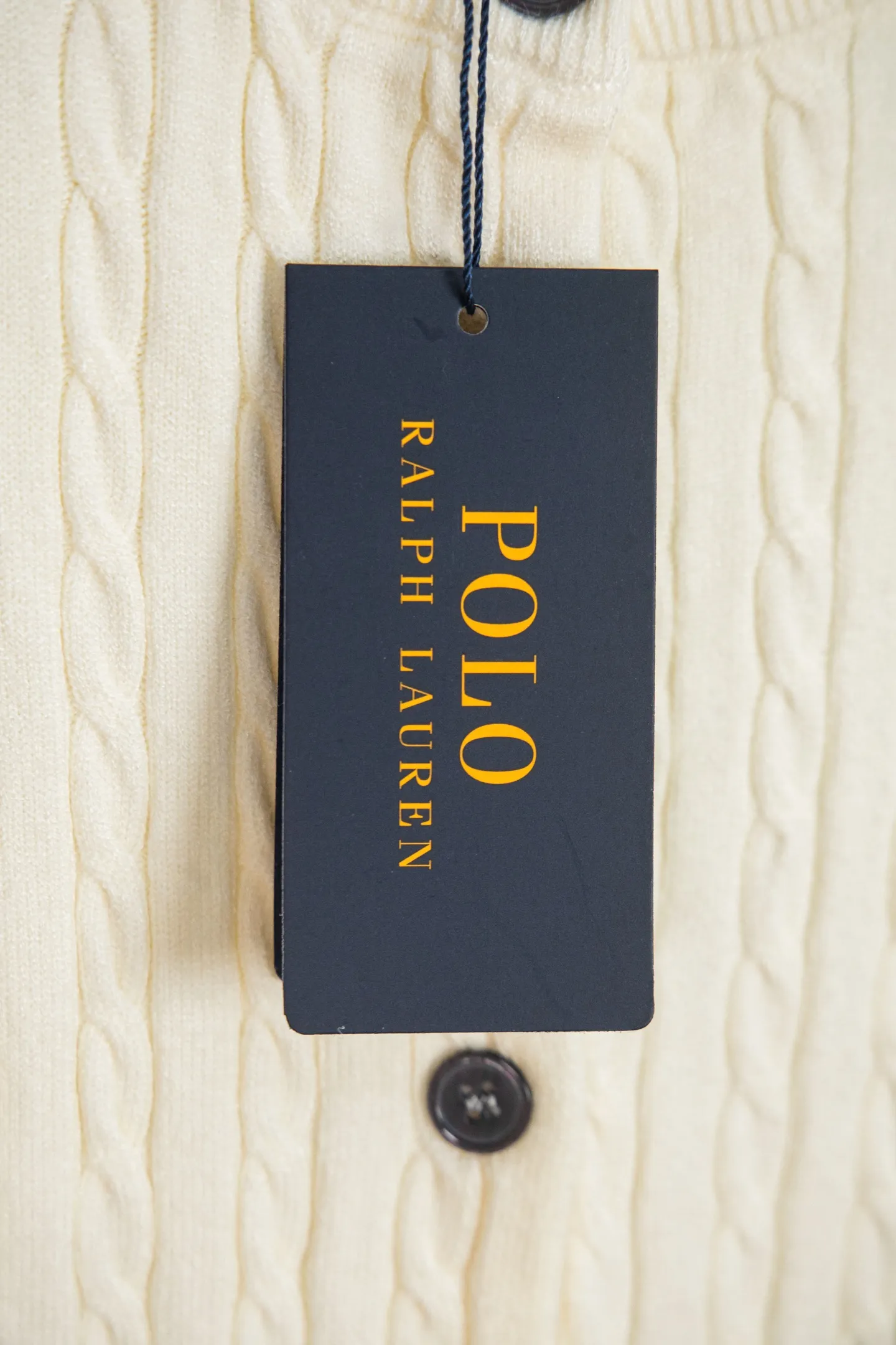 P190 Ralph Lauren Classic Round Neck Solid Color Pony Embroidered Logo Knitted Cardigan Long Sleeve Ralph Lauren Classic Basic Versatile Twist Knitted Cardigan Long Sleeve Main supply platform live broadcast Wholesale entity Replenish when out of stock Not removed from the shelves Quality 1:1 patterning Complete three standards Correct version of pony logo Imported quality cotton yarn Focus on high-end Cost-effective Good quality Needless to say Zhao Lusi's same style is really amazing, so sweet I'm so beautiful. This cardigan is really good-looking. It's simple and easy to wear. It's a must-have for goddess ootd. Good-looking clothes are never picky. A must-have in the wardrobe of goddesses. Size: S-XL. Color: black, apricot, gray, navy, red, white.